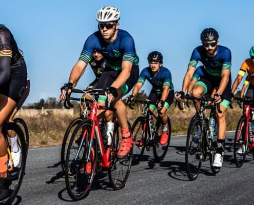 Ciclistas en carretera