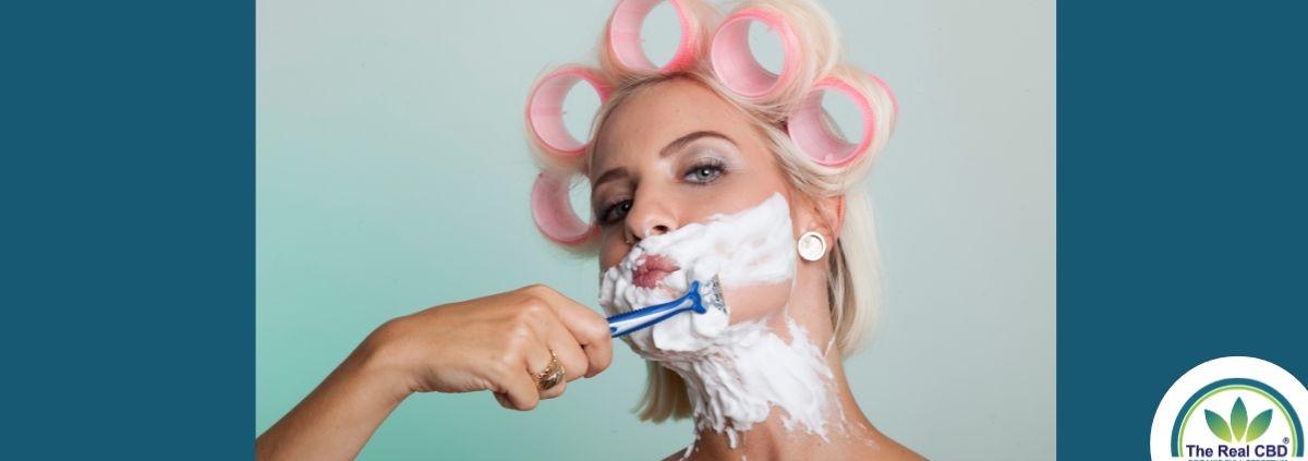 Mujer con rulos rosas afeitándose la barba