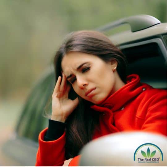 Mujer mareada en el coche