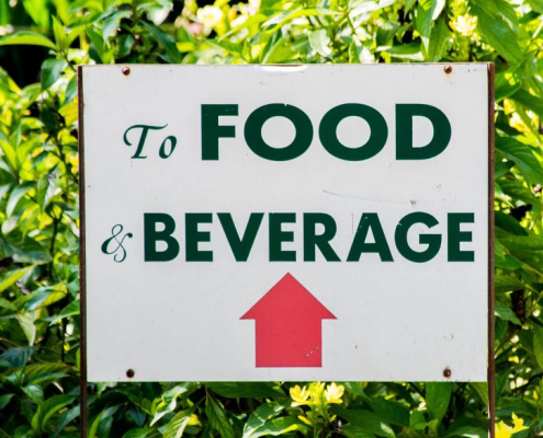 Cartel de alimentos y bebidas en el bosque