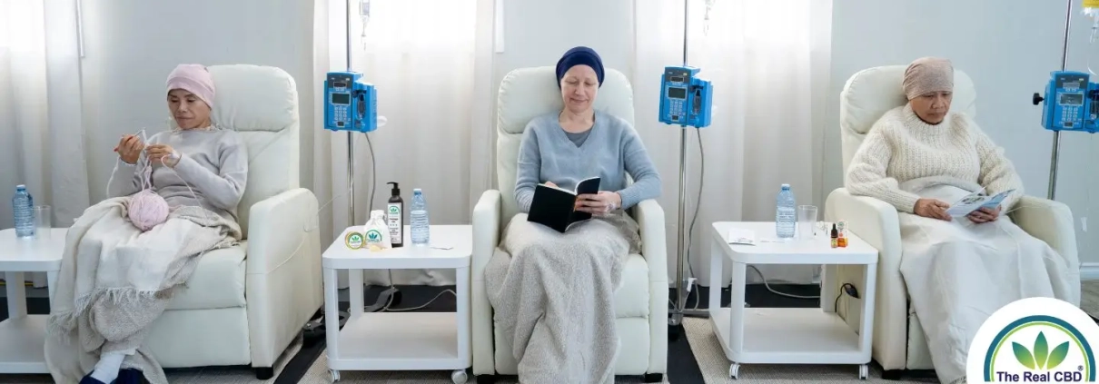 3 mujeres que reciben quimioterapia en un hospital