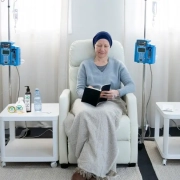 The-Real-CBD-Blog-CBD-para-Quimioterapia 3 mujeres que reciben quimioterapia en un hospital
