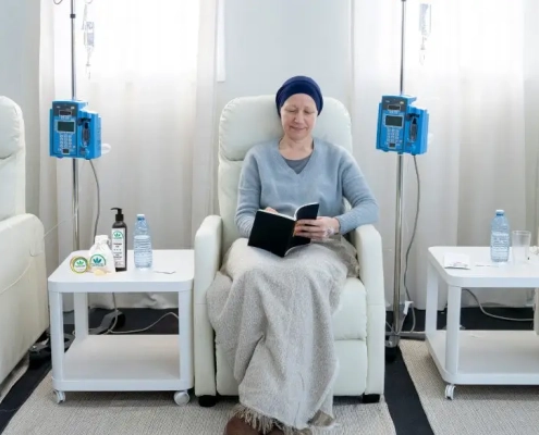3 mujeres que reciben quimioterapia en un hospital