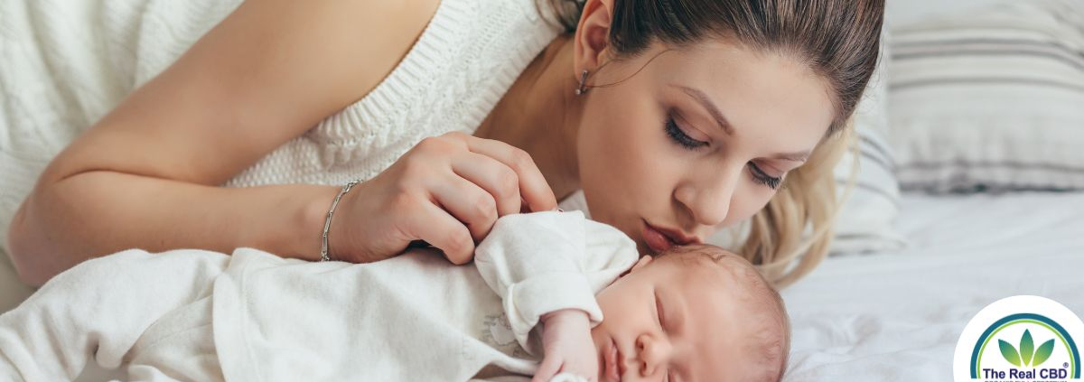 Una madre besa a su bebé