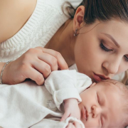 Una madre besa a su bebé