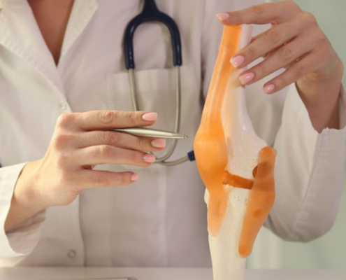 Médico que explica la salud de las articulaciones