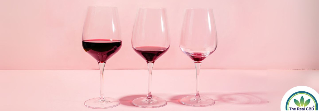 3 vasos de vino seguidos con cada vez menos vino tinto en