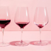 3 vasos de vino seguidos con cada vez menos vino tinto en