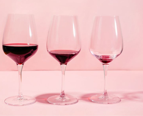3 vasos de vino seguidos con cada vez menos vino tinto en
