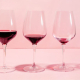 3 vasos de vino seguidos con cada vez menos vino tinto en