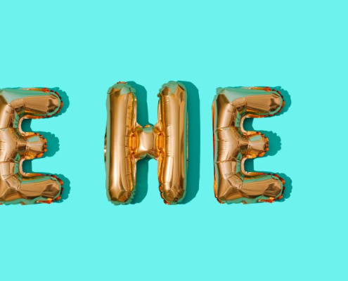 HE HE Y escrito con globos de oro