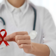 The-Real-CBD-Blog-CBD-para-la-vasculitis Un médico con un lazo rojo