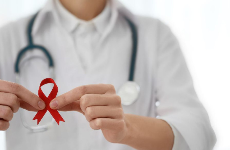 Un médico con un lazo rojo