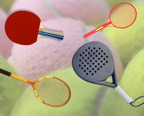 Varias raquetas sobre un fondo de pelotas de tenis