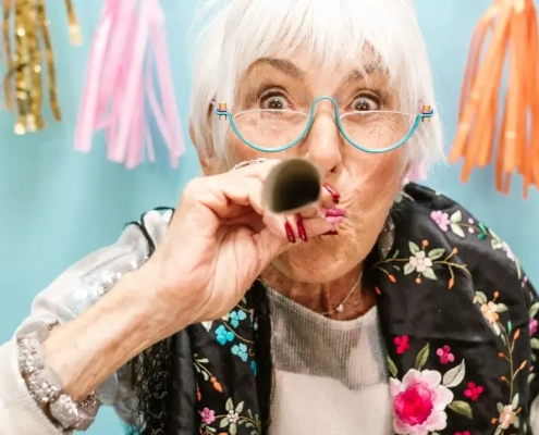 Mujer mayor celebrando una fiesta por su cuenta