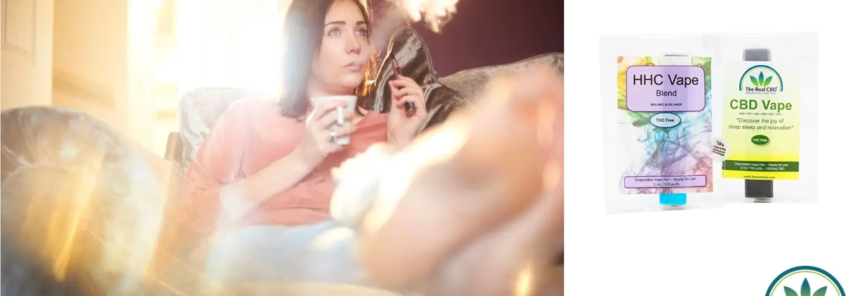 Mujer sentada en un sofá fumando