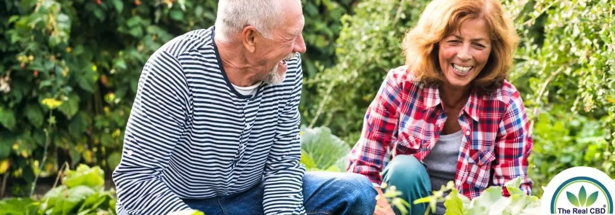Una pareja feliz se dedica a la jardinería