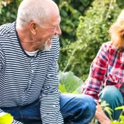 Una pareja feliz se dedica a la jardinería