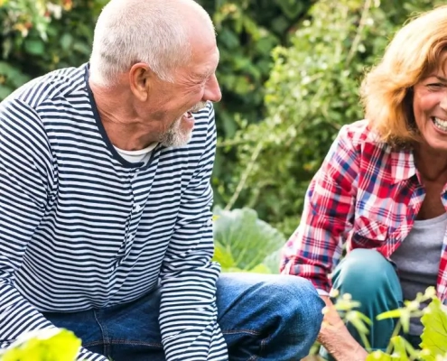 Una pareja feliz se dedica a la jardinería