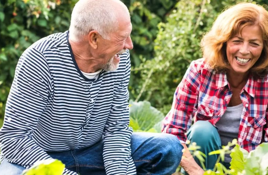 Una pareja feliz se dedica a la jardinería