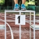 1 2 3 ganador podio sólo mostrando los pies de los atletas