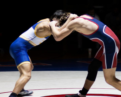 2 luchadores luchando en un escenario