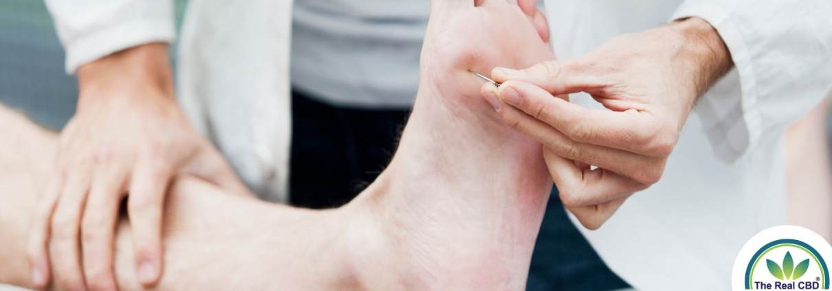 Médico comprobando la reacción nerviosa bajo los pies de un paciente