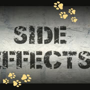 The-Real-CBD-Blog-Efectos-secundarios-del-CBD-para-mascotas SIDE EFFECTS escrito en un cartel con huellas de patas