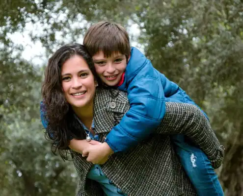 Sarah y Jamie juegan felices en el bosque