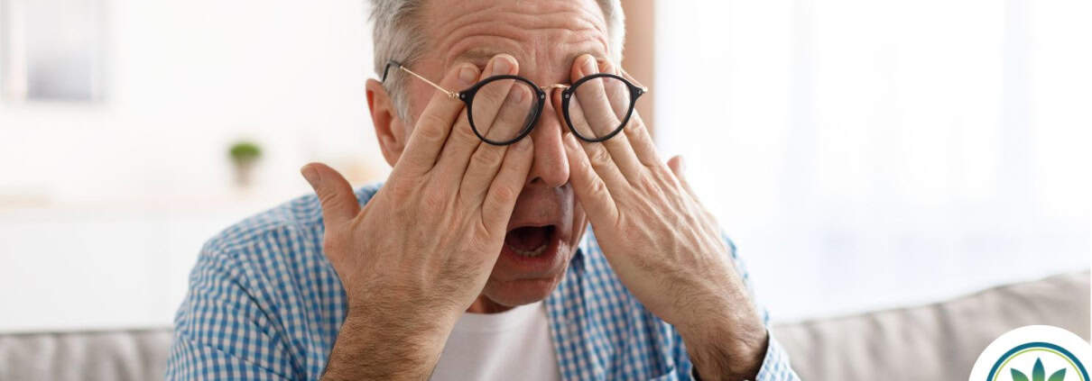 hombre frotándose los ojos