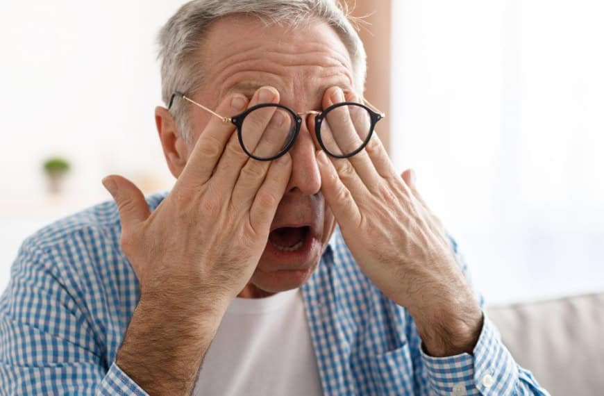 hombre frotándose los ojos