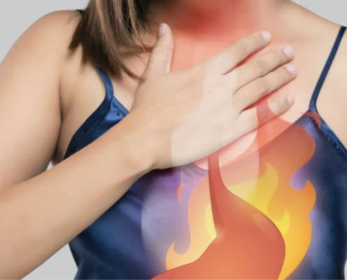 Mujer que se agarra el pecho por el dolor