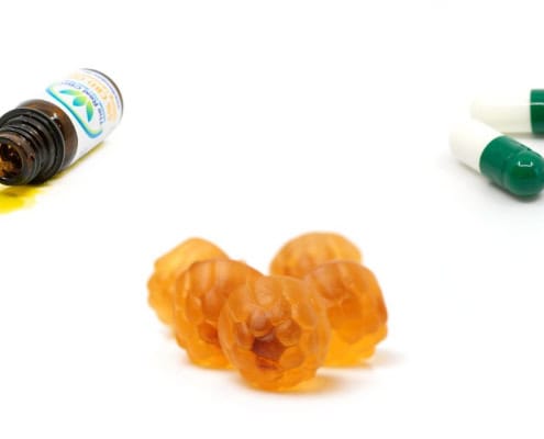 Primer plano del aceite de CBD, las gominolas de CBD y las cápsulas de CBD
