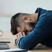 Hombre durmiendo en una mesa de oficina