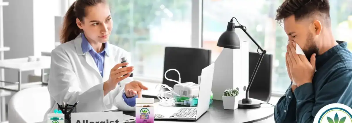 Hombre alérgico sentado en la consulta del médico y al que le entregan una receta médica.