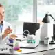 Hombre alérgico sentado en la consulta del médico y al que le entregan una receta médica.