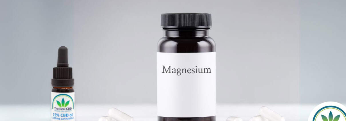 A bottle of CBD oil and a jar of magnesium tabletsUna botella de aceite de CBD y un frasco de comprimidos de magnesio.