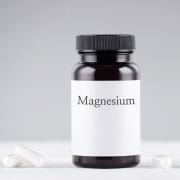 the-real-cbd-blog-aceite-de-CBD-y-magnesio A bottle of CBD oil and a jar of magnesium tabletsUna botella de aceite de CBD y un frasco de comprimidos de magnesio.