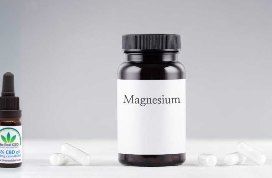 A bottle of CBD oil and a jar of magnesium tabletsUna botella de aceite de CBD y un frasco de comprimidos de magnesio.