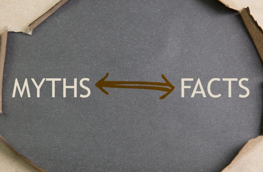 Papel rasgado con la palabra «MITOS» y «HECHOS»