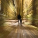 Visión de túnel con hombre y perro en el centro