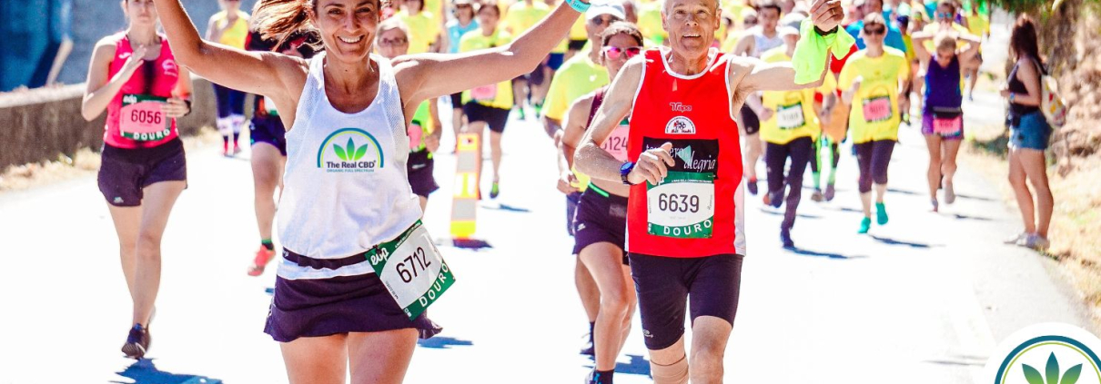 Corredores de maratón cruzando la línea de meta