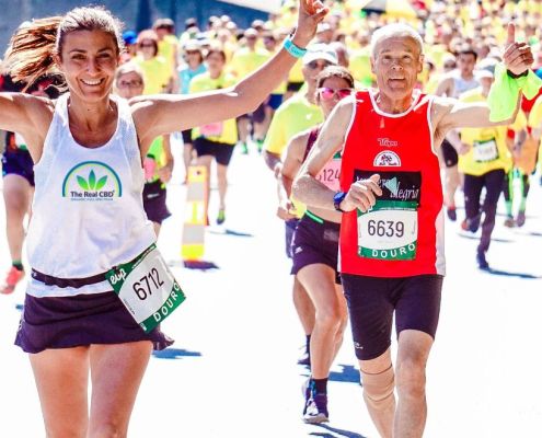 Corredores de maratón cruzando la línea de meta