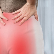 the-real-cbd-blog-CBD para el dolor nervioso ardiente causado por la ciática Mujer sujetándose la zona lumbar con dolor.