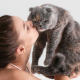 Mujer besando a su gato