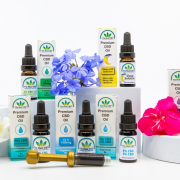the-real-cbd-blog-microdocificasion-de-aceite-de-CBD-para-usarios-sensitivos Una bonita presentación de aceite de CBD decorada con flores y adornos.