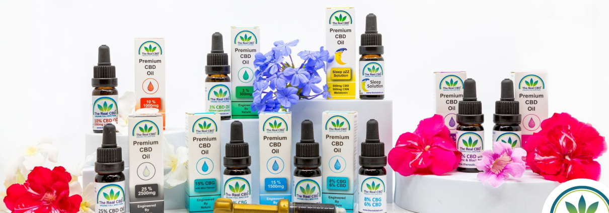 Una bonita exposición con botellas de aceite de CBD y flores.