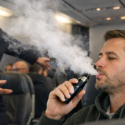 the-real-cbd-blog-Se-puede-llevar-un-vaporizador-de CBD-en-un-avión Una azafata impide a un hombre usar un cigarrillo electrónico en un avión.