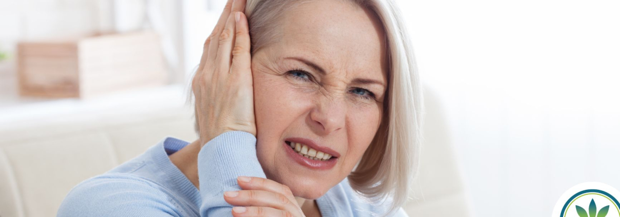 Mujer que se lleva la mano a la cabeza con gesto de dolor