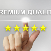 the-real-cbd-blog-Por-qué-la-calidad-es-más-importante-que-la-potencia-en-los-productos-de-CBD Una mano que señala una reseña de 5 estrellas para productos de primera calidad